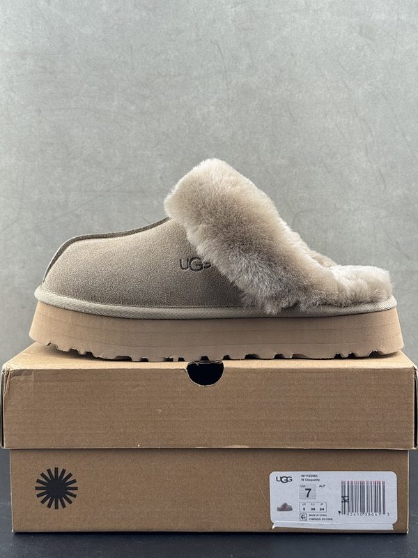 UGG 53