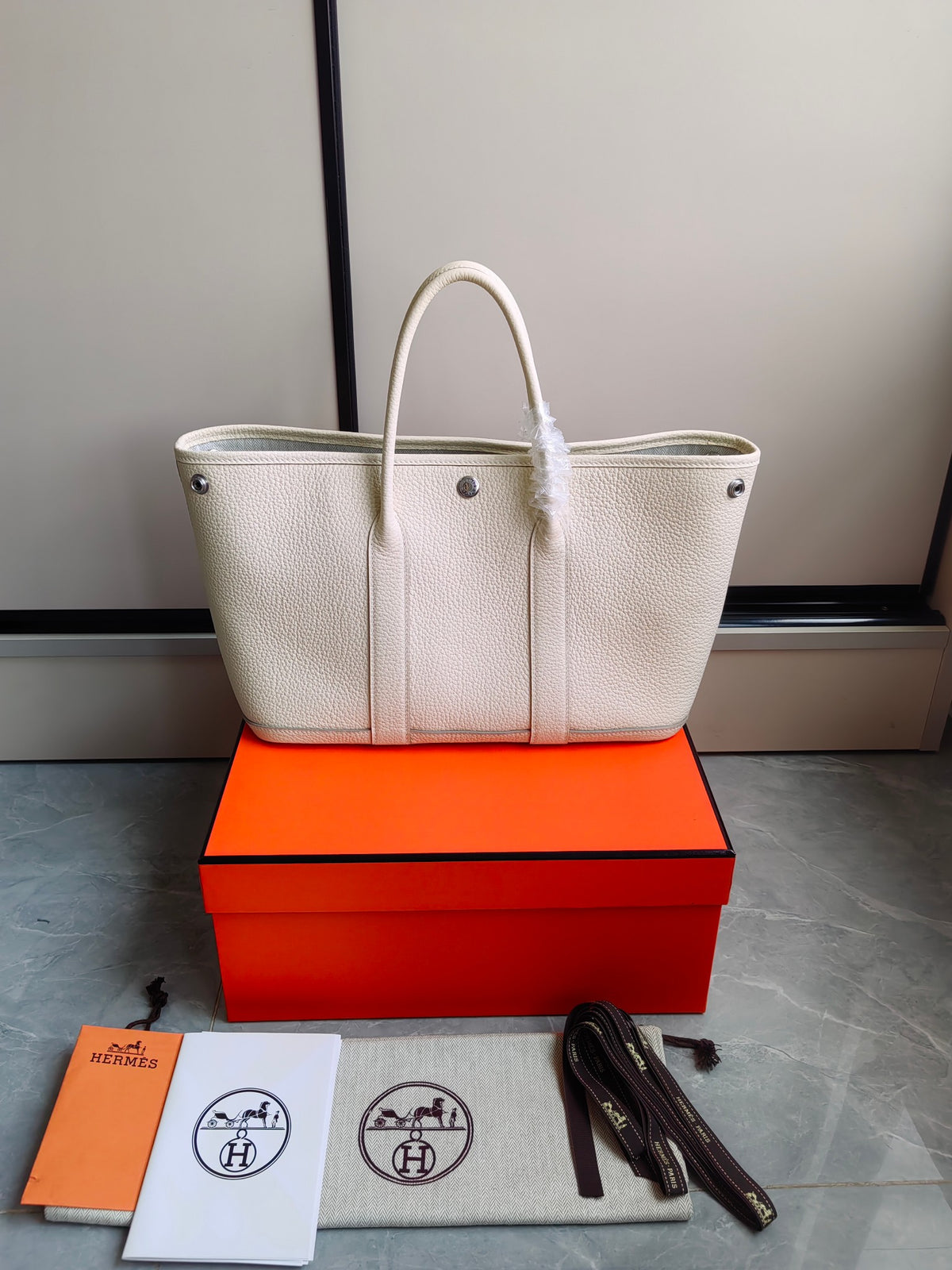 BAG #3930
