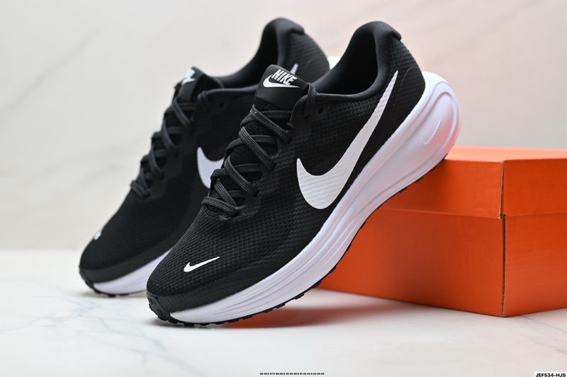 Nike REVOLUTION 8