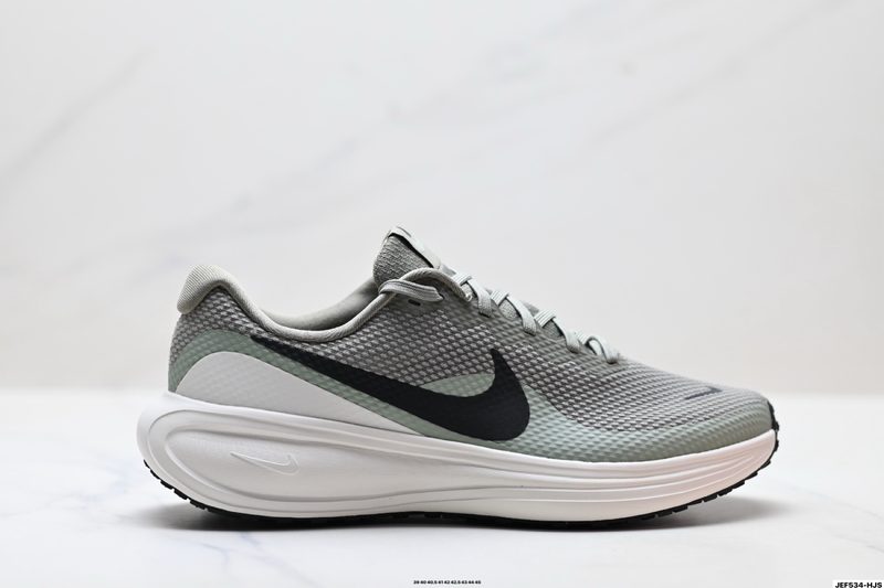 Nike REVOLUTION 8